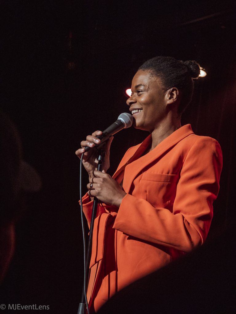 femme sur scène avec un micro